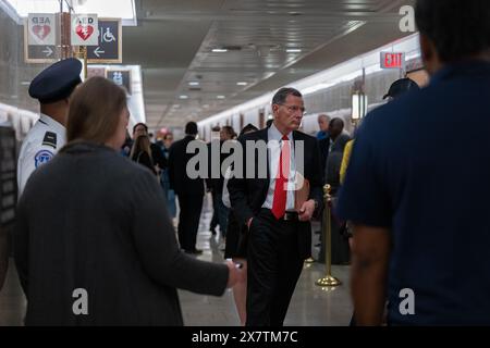 US-Senator John Barrasso (Republikaner von Wyoming) er betritt den Anhörungssaal, als US-Außenminister Antony Blinken bei einer Anhörung des Senats für Außenbeziehungen aussagt, um den vom Präsidenten vorgeschlagenen Haushaltsantrag für das Geschäftsjahr 2025 für das Außenministerium im Bürogebäude des Dirksen Senats in Washington, DC, am Dienstag, den 21. Mai 2024 zu prüfen. Quelle: Annabelle Gordon/CNP /MediaPunch Stockfoto