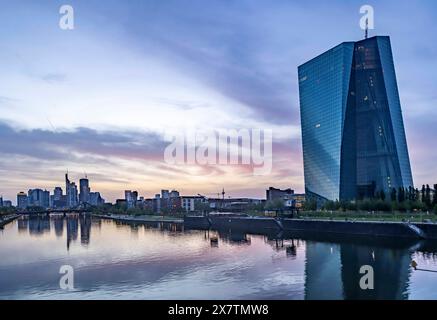 EZB, Europäische Zentralbank. Skyline von Frankfurt am Main am Abend, Hochhäuser des Bankenviertels, // 30.04.2024: Frankfurt am Main, Hessen, Deutschl Stockfoto