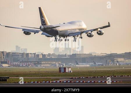 Flugzeug im Landeanflug, Flughafen Frankfurt, Fraport. REGISTRIERUNG: D-ABVZ, LUFTHANSA, BOEING 747-400. // 01.05.2024: Frankfurt am Main, Hessen, Deu Stockfoto