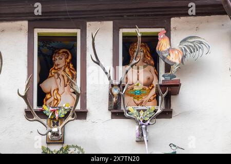 Guntrams Malerarche, Fassade in der Altstadt von Miltenberg mit Frivoler Fassadenmalerei. // 02.05.2024: Miltenberg, Unterfranken, Bayern, Deutschland Stockfoto