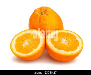 In Scheiben geschnittener kalabrischer ovaler blonder Orangenpfad isoliert auf weiß Stockfoto