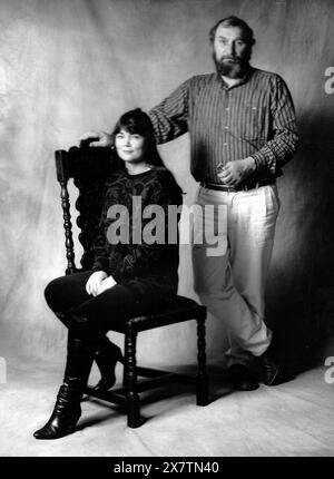 RUND UM DIE WELT YACHTSWOMAN TRACEY EDWARDS, FRAU AUF LEINWAND, MIT ARTRIST TERRY BAILEY, 1990 PIC MIKE WALKER 1990 Stockfoto