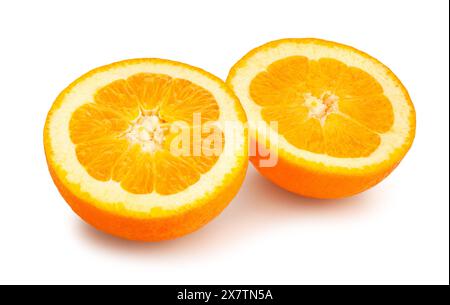 In Scheiben geschnittener kalabrischer ovaler blonder Orangenpfad isoliert auf weiß Stockfoto