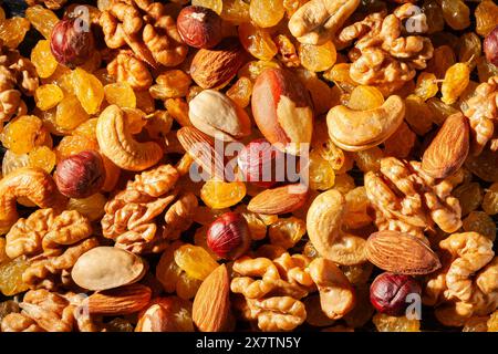 Nüsse Rosinen auf schwarzem Holz Hintergrund von oben Stockfoto