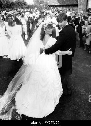 YACHTSWOMAN TRACEY EDWARDS HEIRATET SIMON LAWRENCE IN HAMBLE, 1990 PIC MIKE WALKER 1990 Stockfoto