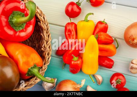 Mini-Paprika-Mischung auf Holzhintergrund von oben Stockfoto