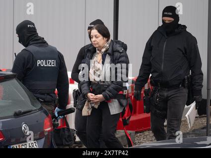 21. Mai 2024, Hessen, Frankfurt/Main: Nach dem Ende des ersten Verhandlungstages gegen die angebliche Gruppe der Reichsbürger um Heinrich XIII. Fürst Reuß wird Birgit Malsack-Winkemann (M) von Polizisten aus dem Gericht geführt. Die Bundesanwaltschaft wirft den neun Angeklagten unter anderem die Mitgliedschaft in einer terroristischen Organisation vor. Foto: Boris Roessler/dpa Stockfoto