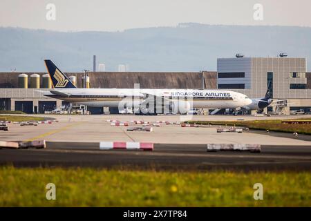 Flugzeug am Flughafen Frankfurt, Fraport. REGISTRIERUNG: 9V-SWW, SINGAPORE AIRLINES, BOEING 777-312ER. // 01.05.2024: Frankfurt am Main, Hessen, Deutschland *** Flugzeug am Flughafen Frankfurt, Fraport-Registrierung 9V SWW, SINGAPORE AIRLINES, BOEING 777 312ER 01 05 2024 Frankfurt am Main, Hessen, Deutschland Stockfoto