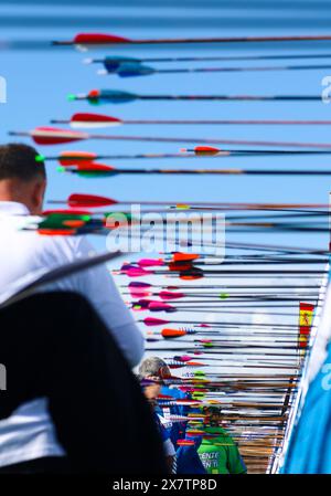 Alicante, Spanien – 8. April 2024: Pfeile auf Schießzielen in einem Outdoor-Bogenschießen-Wettbewerb Stockfoto