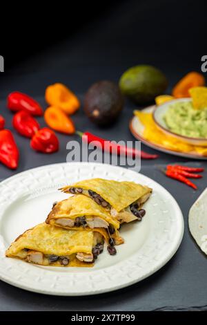 Quesadilla mit Hühnerfleisch und Bohnen und Guacamole mit Nachos Stockfoto