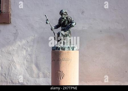 Jakobusstatue vor Stadtpfarrkirche St. Jakobus, Miltenberg. // 02.05.2024: Miltenberg, Unterfranken, Bayern, Deutschland *** Jakobsstatue vor der Pfarrkirche St. Jakob, Miltenberg 02 05 2024 Miltenberg, Niederfranken, Bayern, Deutschland Stockfoto