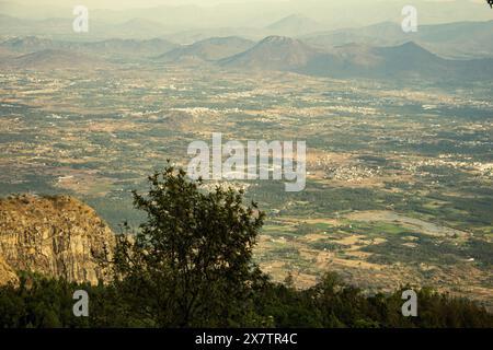 Malerischer Blick auf die Landschaft der Ebenen und der Stadt salem von einem Pagode Punkt in Yercaud, Tamil Nadu Stockfoto