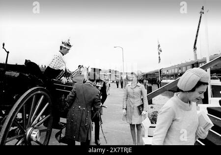 Prinz Charles kehrt als Prinz von Wales in den Royal Train zurück, nachdem er am 1. Juli 1969 in Caernarfon Castle eingesetzt wurde. Bild von David Bagnall Stockfoto