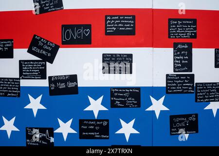 Washington, USA. Mai 2024. Alienable Right to Life, eine öffentliche Kunstinstallation der Künstlerin Suzanne Brennan Firstenber am 19. Mai 2024 auf dem Freedom Plaza in Washington, DC. Die Installation zeigt eine massive amerikanische Flagge, die aus den Namen von 1.039 Massenvernichtungsopfern entstand und ein Bild der Unabhängigkeitserklärung überlagert. Weitere Elemente sind ein Originalgedicht, das sich an alle Opfer von Waffengewalt richtet, und ein kreisförmiges Wandgemälde, auf dem Besucher persönliche Geschichten erzählen können. (Foto: Probal Rashid/SIPA USA) Credit: SIPA USA/Alamy Live News Stockfoto