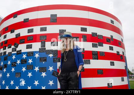 Washington, USA. Mai 2024. Die renommierte bildende Künstlerin Suzanne Brennan Firstenberg posiert für ein Foto mit ihrer Kunstinstallation „Aliable Right to Life“ am 19. Mai 2024 im Freedom Plaza in Washington DC. Die Installation zeigt eine massive amerikanische Flagge, die aus den Namen von 1.039 Massenvernichtungsopfern entstand und ein Bild der Unabhängigkeitserklärung überlagert. Weitere Elemente sind ein Originalgedicht, das sich an alle Opfer von Waffengewalt richtet, und ein kreisförmiges Wandgemälde, auf dem Besucher persönliche Geschichten erzählen können. (Foto: Probal Rashid/SIPA USA) Credit: SIPA USA/Alamy Live News Stockfoto