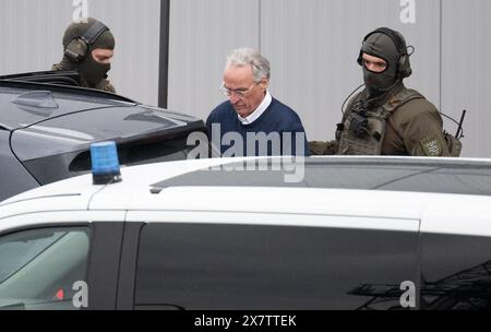 21. Mai 2024, Hessen, Frankfurt/Main: Nach dem Ende des ersten Verhandlungstages gegen die vermeintliche Gruppe der Reichsbürger wird der Hauptangeklagte Heinrich XIII. Prinz Reuß (M) von Polizeibeamten aus dem Gerichtsgebäude geführt. Die Bundesanwaltschaft wirft den neun Angeklagten unter anderem die Mitgliedschaft in einer terroristischen Organisation vor. Foto: Boris Roessler/dpa Stockfoto