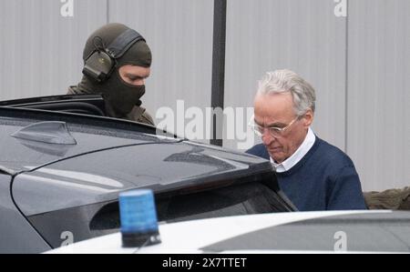 21. Mai 2024, Hessen, Frankfurt/Main: Nach dem Ende des ersten Verhandlungstages gegen die vermeintliche Gruppe Reichsbürger wird der Hauptangeklagte Heinrich XIII. Prinz Reuß (r) von Polizeibeamten aus dem Gerichtsgebäude geführt. Die Bundesanwaltschaft wirft den neun Angeklagten unter anderem die Mitgliedschaft in einer terroristischen Organisation vor. Foto: Boris Roessler/dpa Stockfoto