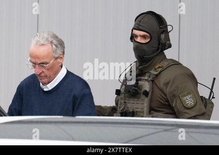 21. Mai 2024, Hessen, Frankfurt/Main: Nach dem Ende des ersten Verhandlungstages gegen die vermeintliche Gruppe Reichsbürger wird der Hauptangeklagte Heinrich XIII. Prinz Reuß (l) von Polizeibeamten aus dem Gerichtsgebäude geführt. Die Bundesanwaltschaft wirft den neun Angeklagten unter anderem die Mitgliedschaft in einer terroristischen Organisation vor. Foto: Boris Roessler/dpa Stockfoto