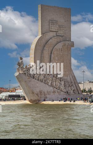 LISSABON, PORTUGAL - 7. APRIL 2024: Das Denkmal der Entdeckungen, eine 1940 am Ufer des Tejo erbaute Statue. 1960 fertiggestellt bis 50 Stockfoto