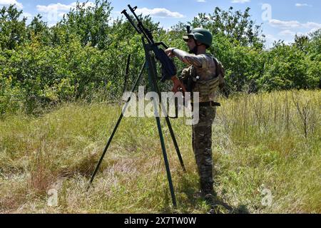 Ein ukrainischer Soldat der mobilen Luftverteidigungseinheit der 141. Separaten Infanterie-Brigade der Ukraine bereitet das schwere Maschinengewehr für den Einsatz in der Region Zaporischschschi vor. Die Effektivität der russischen Raketenangriffe auf die Ukraine hat in letzter Zeit einen dramatischen Anstieg erfahren, da die Munition der Ukraine für ihre Luftabwehrsysteme aufgrund verzögerter Hilfen schrumpfte. Russland hat seine Bombardierung verstärkt und mehr ballistische Raketen eingesetzt, um den Mangel an Munition der Ukraine für seine patriotischen Luftabwehrsysteme auszunutzen. Russland nutzt die billig produzierten Drohnen oft, um die Luftverteidigung zu testen, bevor es seine Multi-Millionen-Dollar-Misi startet Stockfoto