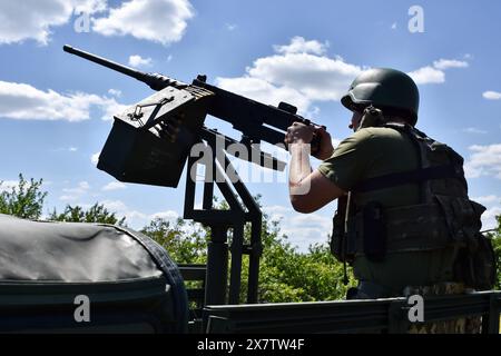 Ein ukrainischer Soldat der mobilen Luftverteidigungseinheit der 141. Infanterie-Brigade der Ukraine mit dem schweren Maschinengewehr Browning M2 im Dienst in der Region Zaporischschschi. Die Effektivität der russischen Raketenangriffe auf die Ukraine hat in letzter Zeit einen dramatischen Anstieg erfahren, da die Munition der Ukraine für ihre Luftabwehrsysteme aufgrund verzögerter Hilfen schrumpfte. Russland hat seine Bombardierung verstärkt und mehr ballistische Raketen eingesetzt, um den Mangel an Munition der Ukraine für seine patriotischen Luftabwehrsysteme auszunutzen. Russland nutzt die billig produzierten Drohnen oft, um die Luftverteidigung zu testen, bevor es sein Multi-Millio-System startet Stockfoto