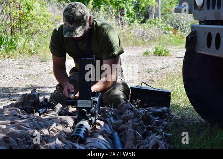 Ein ukrainischer Soldat der mobilen Luftverteidigungseinheit der 141. Separaten Infanterie-Brigade der Ukraine bereitet das schwere Maschinengewehr Browning M2 für den Einsatz in der Region Zaporischzhia vor. Die Effektivität der russischen Raketenangriffe auf die Ukraine hat in letzter Zeit einen dramatischen Anstieg erfahren, da die Munition der Ukraine für ihre Luftabwehrsysteme aufgrund verzögerter Hilfen schrumpfte. Russland hat seine Bombardierung verstärkt und mehr ballistische Raketen eingesetzt, um den Mangel an Munition der Ukraine für seine patriotischen Luftabwehrsysteme auszunutzen. Russland nutzt die billig produzierten Drohnen oft, um die Luftverteidigung zu testen, bevor es seine Multi-Millionen- Stockfoto