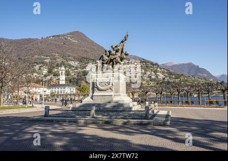 Cernobbio, italien - 03-03-2023: Schöner Platz mit Denkmal an der Promenade von Cernobbio Stockfoto