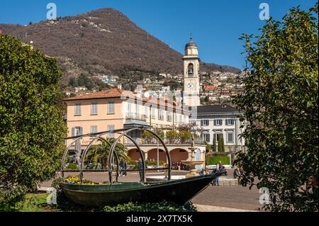 Cernobbio, italien - 03-03-2023: Schöner Platz mit einem Schiff an der Promenade von Cernobbio Stockfoto