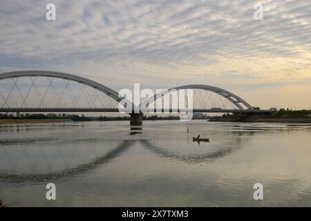 Angeln am Morgen auf der Donau in der Nähe der ZeZelj-Brücke, Novi Sad, Vojvodina, Serbien Stockfoto