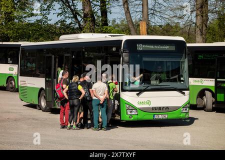 RASKOVICE, TSCHECHISCHE REPUBLIK - 21. APRIL 2018: Iveco Crossway LE Line 10,8M Bus des Unternehmens 3CSAD (CSAD Frydek-Mistek) in Raskovice auf dem Weg nach Visalaje in Stockfoto