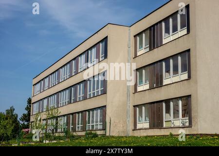 Typische Architektur von Schulgebäuden in der kommunistischen Zeit in Tschechien im Originalzustand vor dem Wiederaufbau Stockfoto