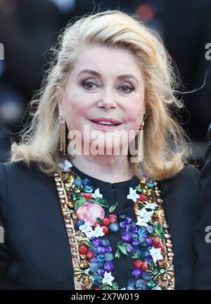 Cannes, Frankreich. Mai 2024. Die französischen Schauspielerinnen Chiara Mastroianni und Catherine Deneuve nehmen am Dienstag, den 21. Mai 2024, an der Premiere von Marcello Mio bei den 77. Filmfestspielen in Cannes Teil. Foto: Rune Hellestad/ Credit: UPI/Alamy Live News Stockfoto