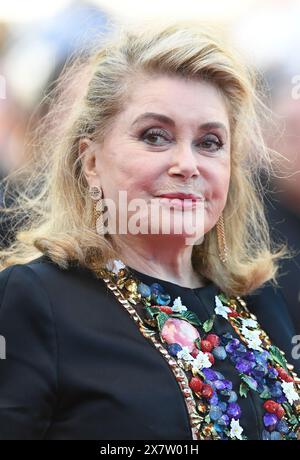 Cannes, Frankreich. Mai 2024. Die französische Schauspielerin Catherine Deneuve nimmt am Dienstag, den 21. Mai 2024, an der Premiere von Marcello Mio auf dem 77. Filmfestival in Cannes Teil. Foto: Rune Hellestad/ Credit: UPI/Alamy Live News Stockfoto