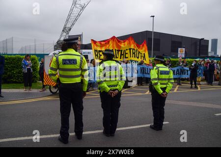 London, Großbritannien. Mai 2024. Klimaaktivisten veranstalteten eine Protestaktion vor der Jahreshauptversammlung des fossilen Brennstoffriesen Shell im Intercontinental Hotel, The O2, in Greenwich. Eine Gruppe von Aktivisten unterbrach auch das Ereignis innerhalb des Veranstaltungsortes, bevor sie von den Sicherheitskräften weggeworfen wurden. Quelle: Vuk Valcic/Alamy Live News Stockfoto