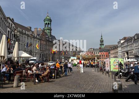 MONS, BELGIEN, 1. MAI 2024: Blick auf den Grand Place in Mons an einem hektischen sonnigen Frühlingstag. Der Hauptplatz ist eine Touristenattraktion in Mons mit mA Stockfoto