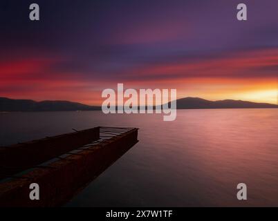 Sonnenuntergang am alten Frachtdock in albanien Stockfoto