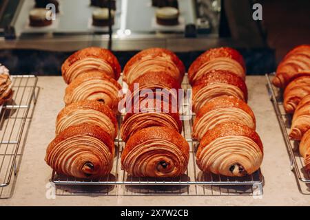 Nahaufnahme frischer und schöner Pain au Chocolats in einer Bäckerei Stockfoto