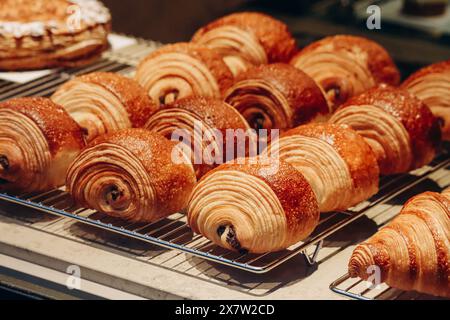Nahaufnahme frischer und schöner Pain au Chocolats in einer Bäckerei Stockfoto