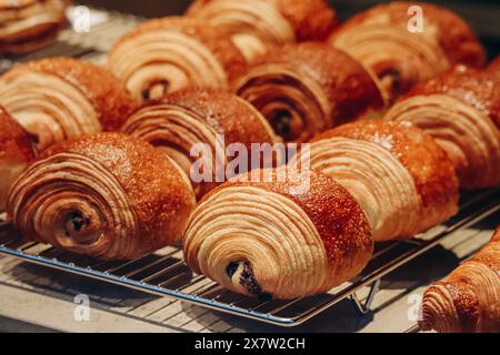 Nahaufnahme frischer und schöner Pain au Chocolats in einer Bäckerei Stockfoto