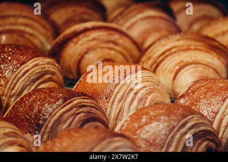 Nahaufnahme frischer und schöner Pain au Chocolats in einer Bäckerei Stockfoto