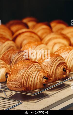 Nahaufnahme frischer und schöner Pain au Chocolats in einer Bäckerei Stockfoto