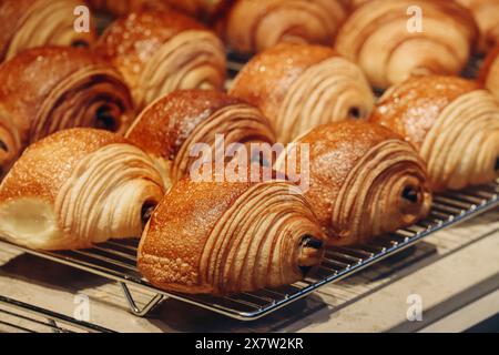 Nahaufnahme frischer und schöner Pain au Chocolats in einer Bäckerei Stockfoto