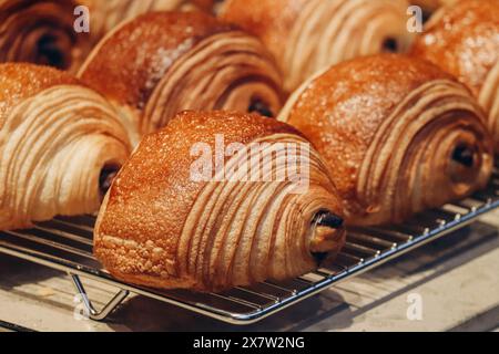 Nahaufnahme frischer und schöner Pain au Chocolats in einer Bäckerei Stockfoto