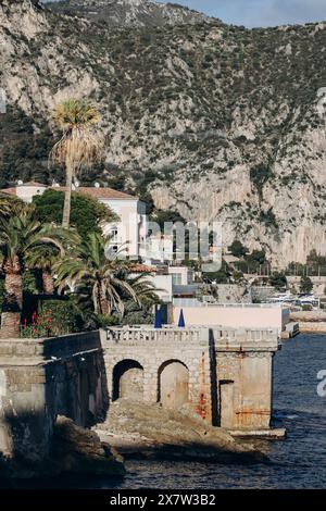 Beaulieu-sur-Mer, Frankreich - 07.01.2023 : Blick auf Beaulieu sur Mer von der Villa Kerylos im griechischen Stil, die Anfang des 20. Jahrhunderts erbaut wurde Stockfoto