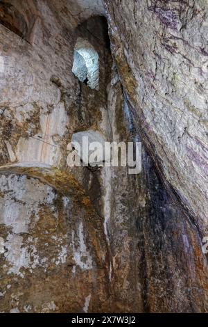 Eine Steinkammer in der Wassermine brachte Wasser sicher vom Guadalevin-Fluss 60 Meter unterhalb zur Festung oberhalb im 14. Jahrhundert bei La Casa del Rey Moro oder Haus des maurischen Königs in Ronda, Provinz Malaga, Spanien. Die Wassermine war ein Wunder der islamischen Ingenieurskunst, das in ganz Spanien einzigartig ist. Stockfoto