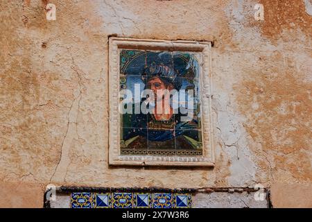 Porträt mit Mosaikfliesen, genannt der maurische König an der Fassade der Casa del Rey Moro oder Haus des maurischen Königs in Ronda, Provinz Malaga, Spanien. Das Museum und die Gärten des Hauses weisen eine Mine aus dem 14. Jahrhundert auf, die während der Belagerung sicher Wasser aus dem Fluss zog. Stockfoto