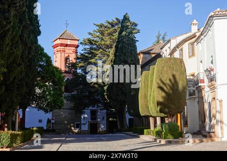 Plaza Duquesa de Parcent oder Rathausplatz mit Blick auf den Convento de Clarisas de Santa Isabel de los Ángeles in Ronda, Provinz Malaga, Spanien. Das Kloster wurde 1540 an der Stelle des ehemaligen Gefängnisses der maurischen Könige erbaut. Stockfoto