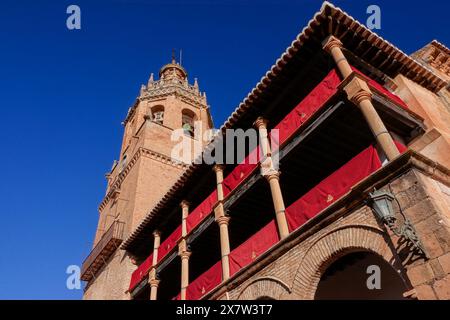 Stiftskirche Santa Maria la Mayor, Plaza Duquesa de Parcent, Ronda, Provinz Malaga, Spanien. Die Kirche aus dem 15. Jahrhundert wurde auf den Überresten der Hauptmoschee nach der katholischen Eroberung der Stadt durch die Monarcas errichtet. Stockfoto