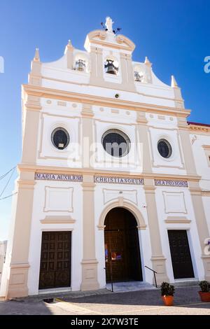 Fassade der Kirche María Auxiliadora in Ronda, Provinz Malaga, Spanien. Die Kirche aus dem 15. Jahrhundert wurde auf den Überresten der Hauptmoschee nach der katholischen Eroberung der Stadt durch die Monarcas errichtet. Stockfoto