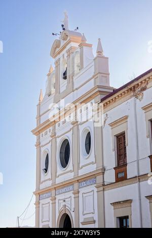 Fassade der Kirche María Auxiliadora in Ronda, Provinz Malaga, Spanien. Die Kirche aus dem 15. Jahrhundert wurde auf den Überresten der Hauptmoschee nach der katholischen Eroberung der Stadt durch die Monarcas errichtet. Stockfoto